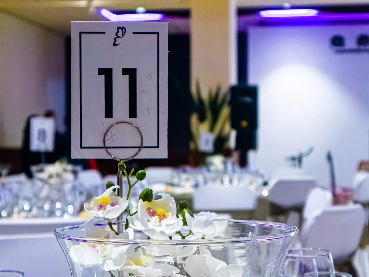 Número de mesa y centro de flores en la sala de la gala