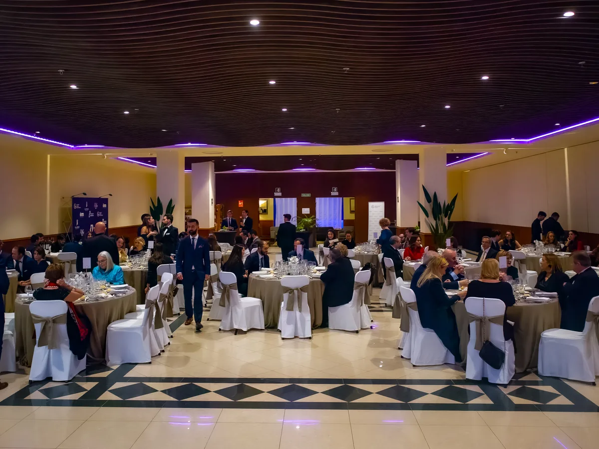 El salón del hotel Elba, con las mesas montadas para la cena de gala
